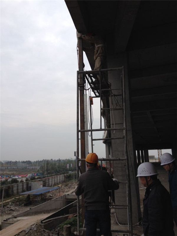 結構墻板安裝現(xiàn)場