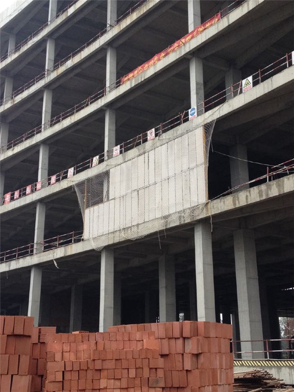 在建商場結構外墻板